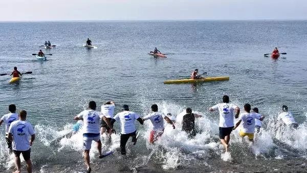 Van Gölü'nün Güzelliklerine Dikkat Çekmek İçin Kış Ortasında Suya Girdiler Van Gölü'nün Güzelliklerine Dikkat Çekmek İçin Kış Ortasında Suya Girdiler