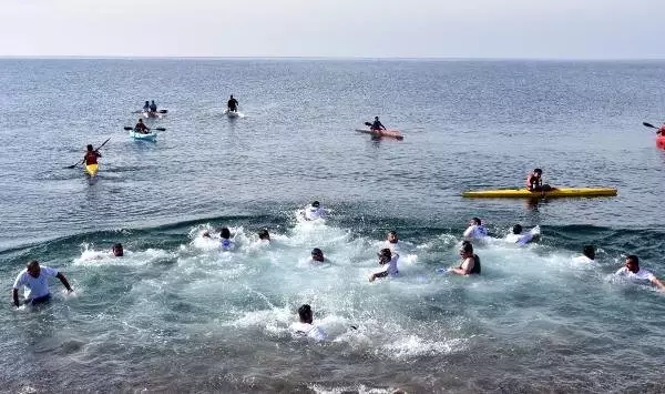 Van Gölü'nün Güzelliklerine Dikkat Çekmek İçin Kış Ortasında Suya Girdiler Van Gölü'nün Güzelliklerine Dikkat Çekmek İçin Kış Ortasında Suya Girdiler