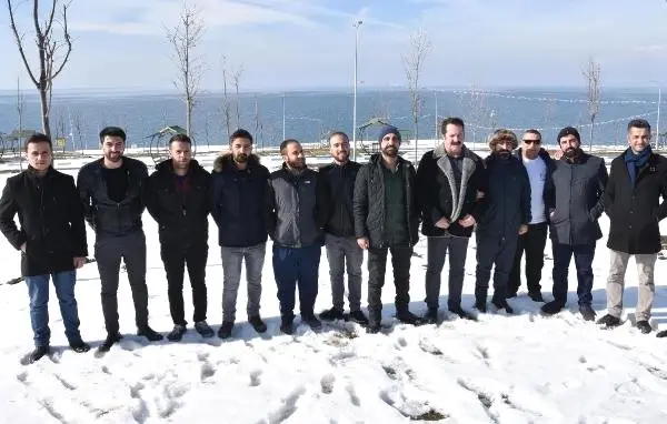 Van Gölü'nün Güzelliklerine Dikkat Çekmek İçin Kış Ortasında Suya Girdiler Van Gölü'nün Güzelliklerine Dikkat Çekmek İçin Kış Ortasında Suya Girdiler