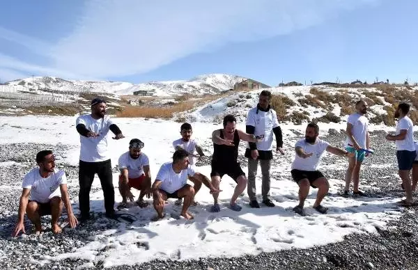 Van Gölü'nün Güzelliklerine Dikkat Çekmek İçin Kış Ortasında Suya Girdiler Van Gölü'nün Güzelliklerine Dikkat Çekmek İçin Kış Ortasında Suya Girdiler