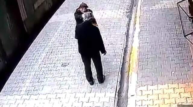 68 Yaşındaki Talihsiz Adamın, Öldürülme Anı Kamerada!