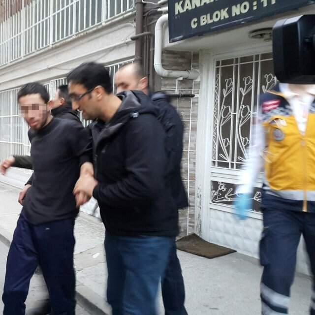 Bileklerini Kesen Genç, Gazetecileri Görünce 'Bileklerimi Kestiler' Diye Bağırdı