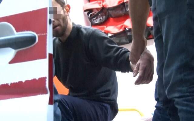Bileklerini Kesen Genç, Gazetecileri Görünce 'Bileklerimi Kestiler' Diye Bağırdı