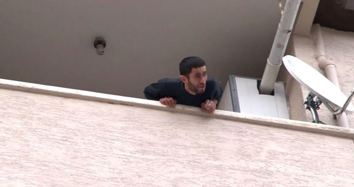 Bileklerini Kesen Genç, Gazetecileri Görünce 'Bileklerimi Kestiler' Diye Bağırdı