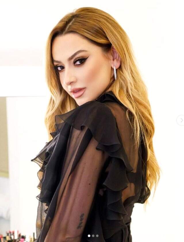 Hadise, Transparan Kıyafetiyle Sosyal Medyayı İkiye Böldü
