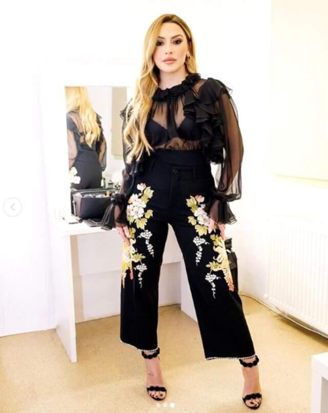 Hadise, Transparan Kıyafetiyle Sosyal Medyayı İkiye Böldü