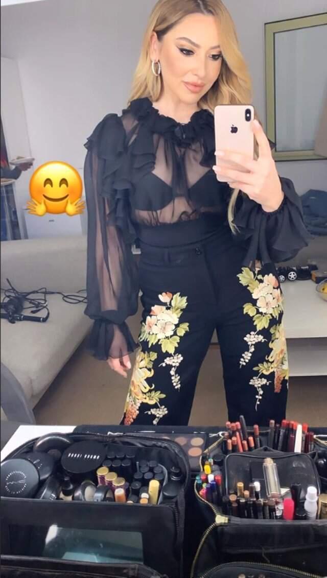 Hadise, Transparan Kıyafetiyle Sosyal Medyayı İkiye Böldü