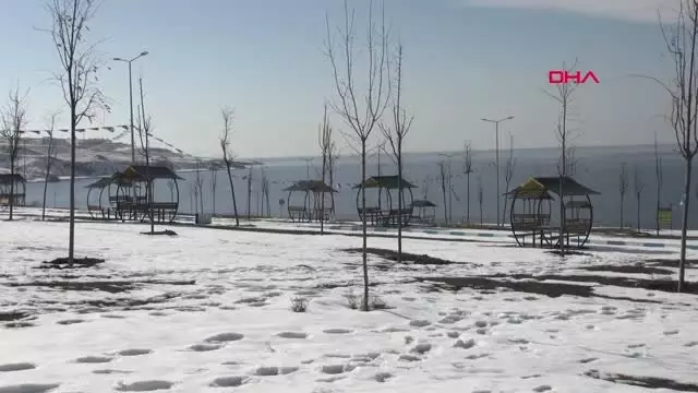 Van Gölü'nün Güzelliklerine Dikkat Çekmek İçin Kış Ortasında Suya Girdiler Van Gölü'nün Güzelliklerine Dikkat Çekmek İçin Kış Ortasında Suya Girdiler