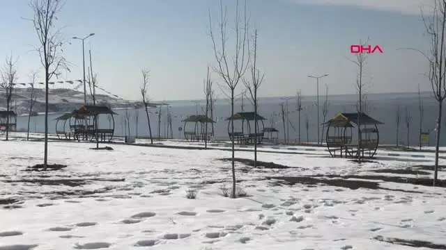 Van Gölü'nün Güzelliklerine Dikkat Çekmek İçin Kış Ortasında Suya Girdiler Van Gölü'nün Güzelliklerine Dikkat Çekmek İçin Kış Ortasında Suya Girdiler