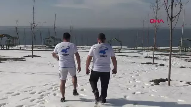 Van Gölü'nün Güzelliklerine Dikkat Çekmek İçin Kış Ortasında Suya Girdiler Van Gölü'nün Güzelliklerine Dikkat Çekmek İçin Kış Ortasında Suya Girdiler