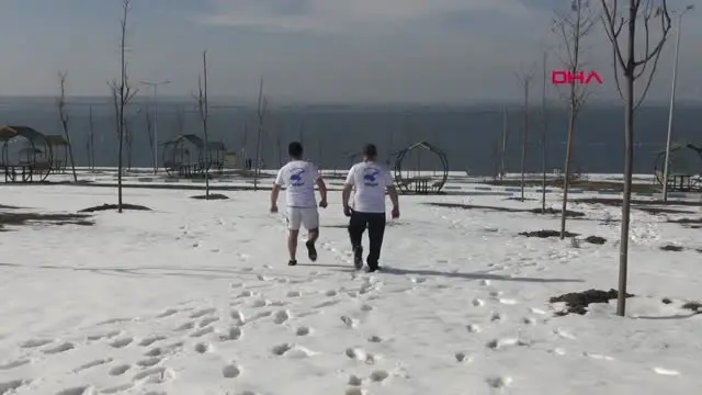 Van Gölü'nün Güzelliklerine Dikkat Çekmek İçin Kış Ortasında Suya Girdiler Van Gölü'nün Güzelliklerine Dikkat Çekmek İçin Kış Ortasında Suya Girdiler