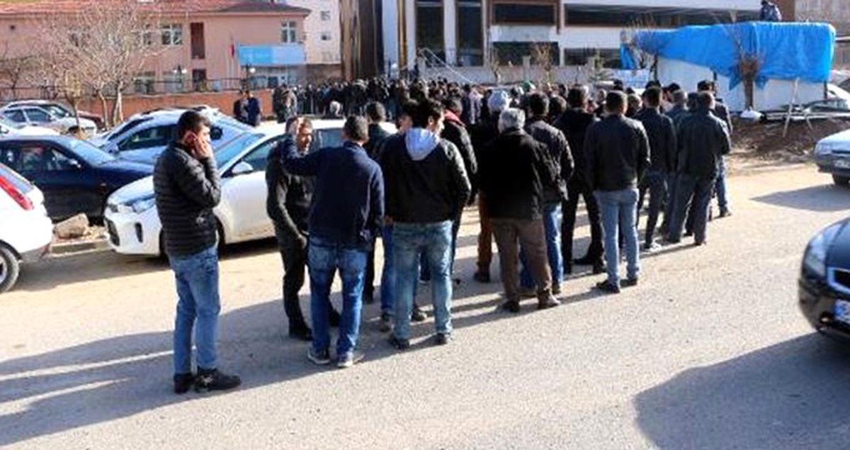 1500 Kişi Alınacağını Duyan Vatandaşlar, İŞKUR Önünde Uzun Kuyruklar Oluşturdu