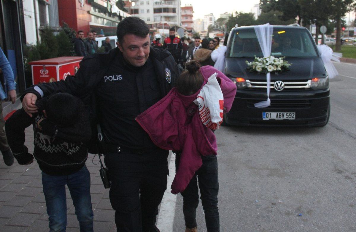 Dilenci Çocuklar Bahşiş Alamayınca Gelin Arabasının Camını Kırdı