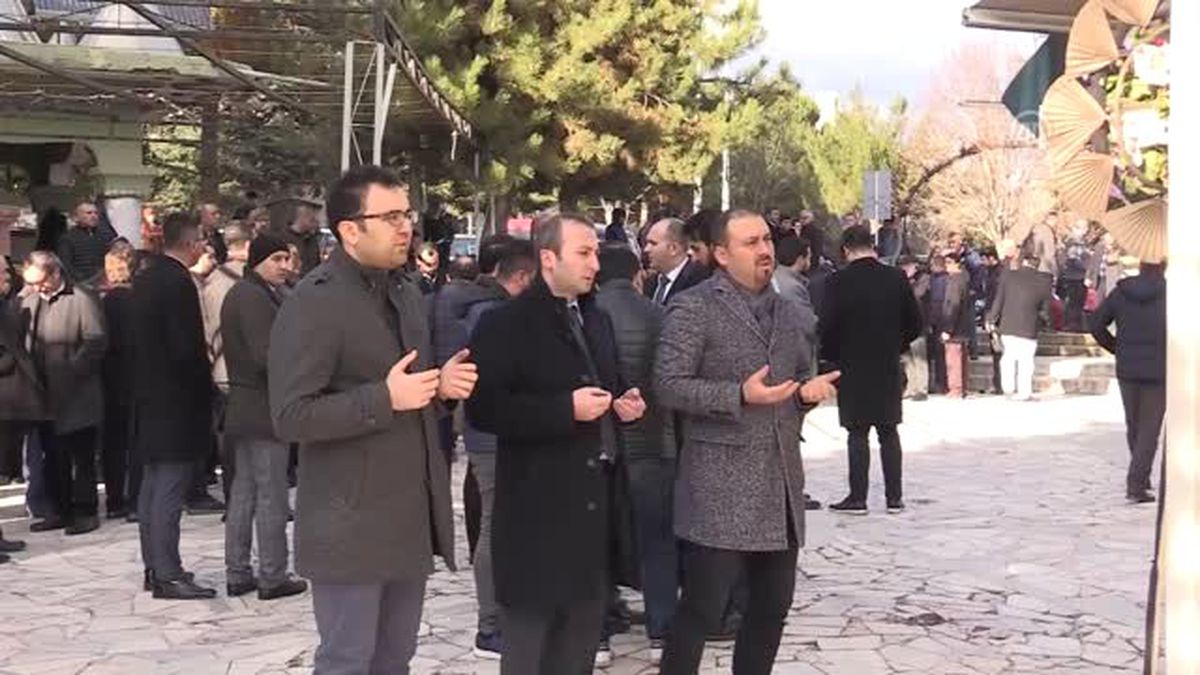 Düğünde Kalp Krizi Sonucu Ölen Dekan Defnedildi