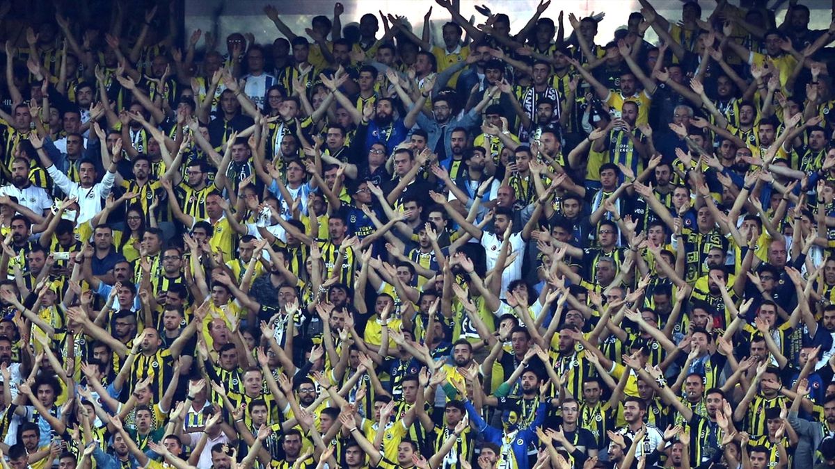 Fenerbahçeli Taraftarlar Malatyaspor Maçı Öncesi, 'Çubukluyu Çıkarın Çıplak Oynayın' Tezahüratında Bulundu