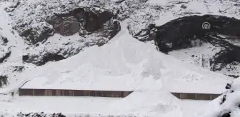 Hakkari Haberleri: Otomobil, çığ altında kalmaktan son anda kurtuldu Hakkari Haberleri: Otomobil, çığ altında kalmaktan son anda kurtuldu