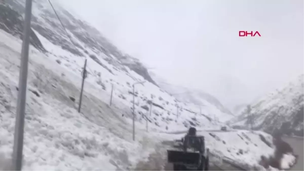 Hakkari Haberleri: Otomobil, çığ altında kalmaktan son anda kurtuldu Hakkari Haberleri: Otomobil, çığ altında kalmaktan son anda kurtuldu