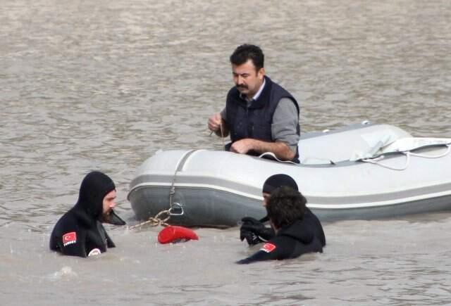 Hortumda Kaybolan Buse, Babasının İsteği Üzerine Define Çubuklarıyla Arandı