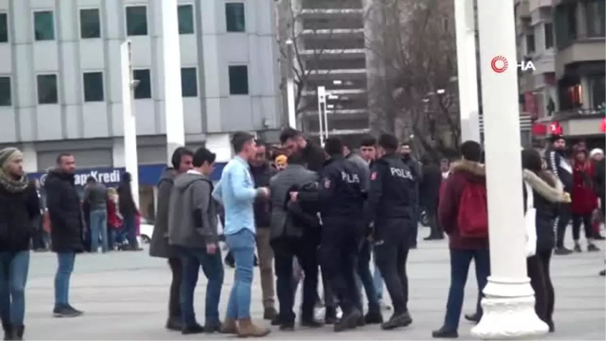 Taksim Meydan'ında Hanutçuların Tekme Tokat Kavgası Kamerada