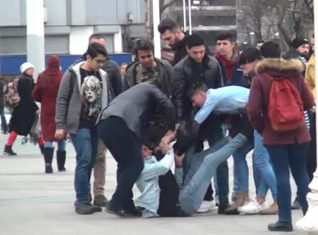 Taksim Meydanı'nda Hanutçular Tekme Tokat Kavga Etti! Dehşet Anları Kamerada