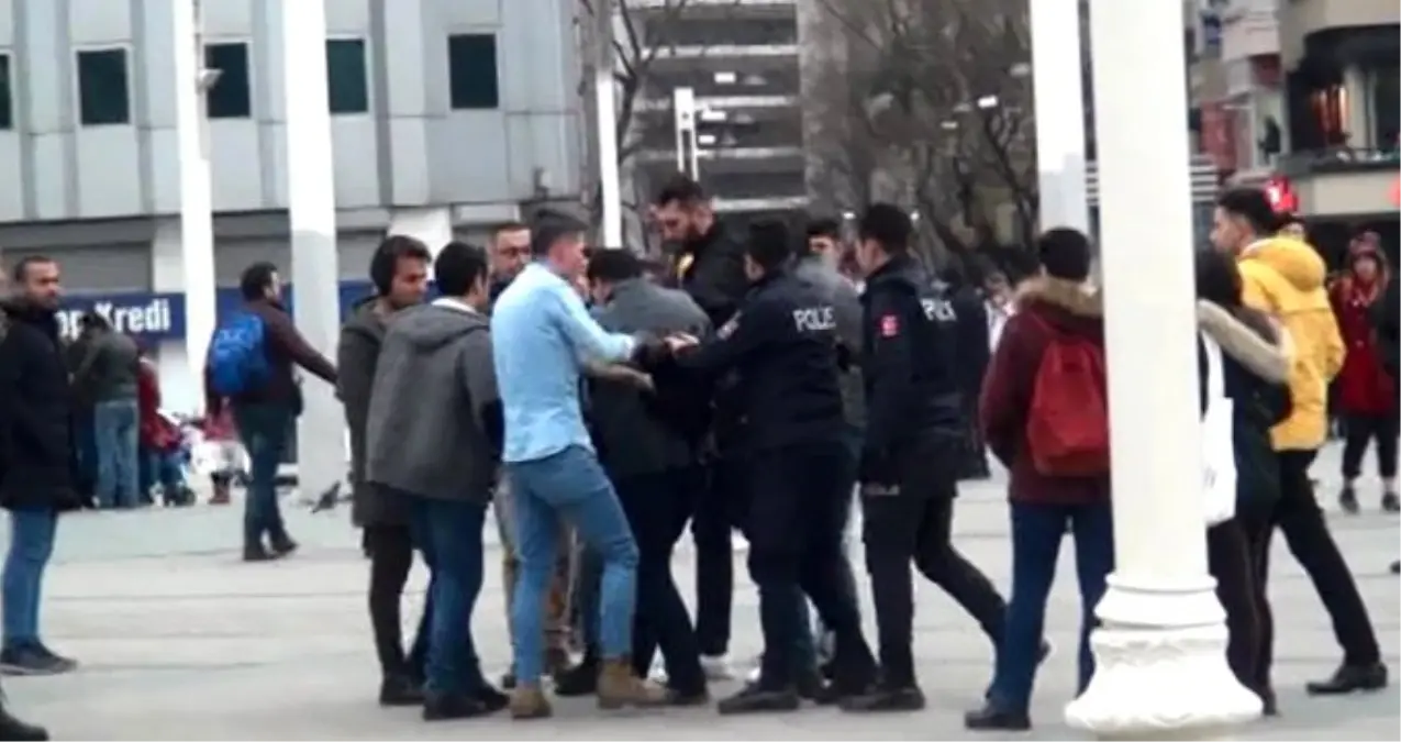 Taksim'de, Müşteri Kapmak İsteyen Hanutçular Tekme Tokat Kavga Etti! Kamera Kayıttaydı