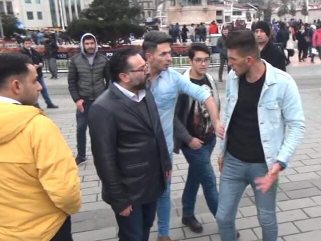 Taksim Meydanı'nda Hanutçular Tekme Tokat Kavga Etti! Dehşet Anları Kamerada