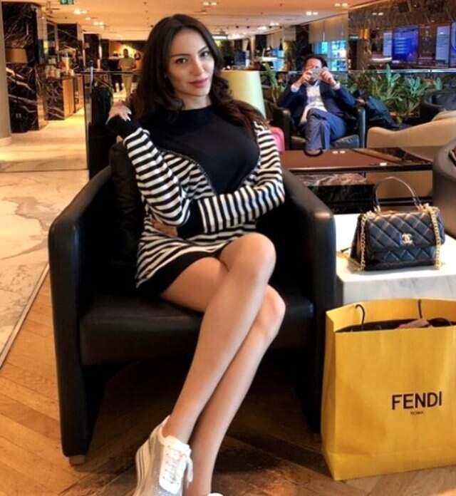 Tuğçe Aral, 'Makyaj Yok, Popo Var' Notunu Eklediği Fotoğrafla Olay Oldu