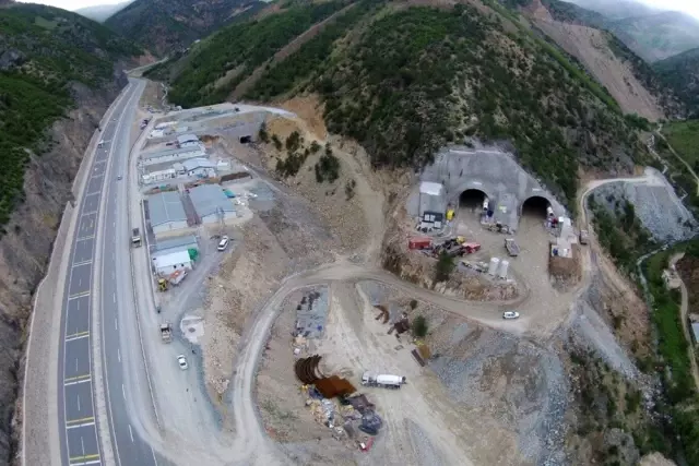 Zigana Tüneli'nin İnşaatı Yarılandı Zigana Tüneli'nin İnşaatı Yarılandı