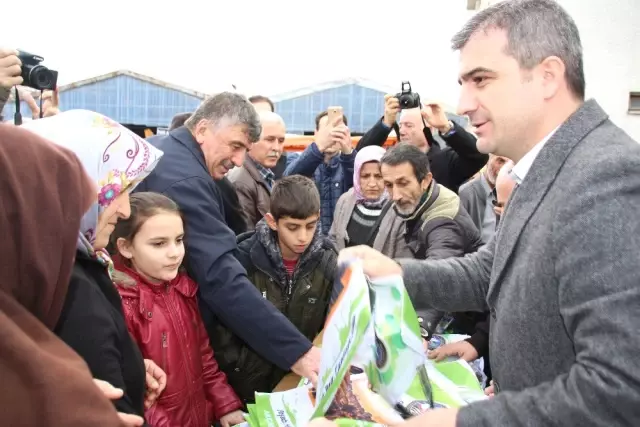 Başkan Yemenici Bez Torba Dağıttı Başkan Yemenici Bez Torba Dağıttı