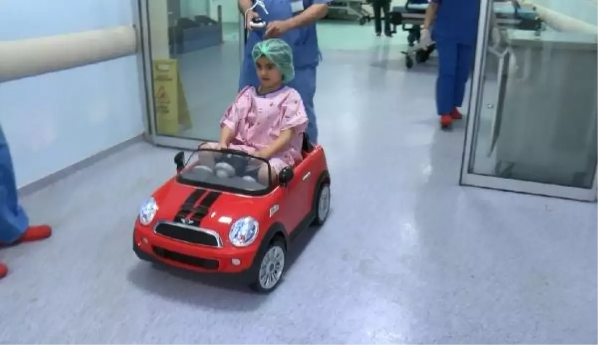 Çocuklar Oyuncak Araba ile Ameliyata Götürülüyor