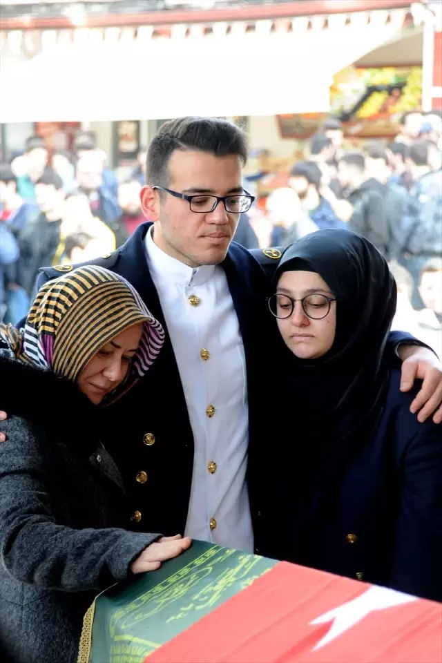 Gemi Yangınında Hayatını Kaybedenler Son Yolculuğuna Uğurlanıyor