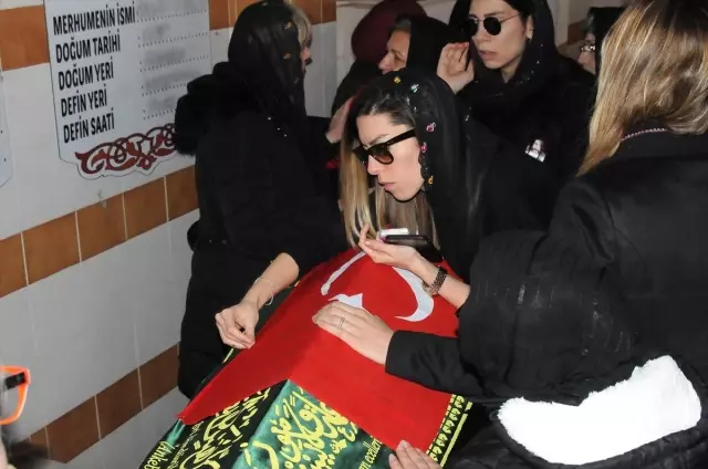 Gemi Yangınında Hayatını Kaybedenler Son Yolculuğuna Uğurlanıyor Gemi Yangınında Hayatını Kaybedenler Son Yolculuğuna Uğurlanıyor