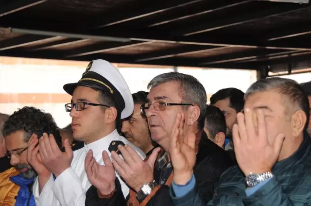 Gemi Yangınında Hayatını Kaybedenler Son Yolculuğuna Uğurlanıyor Gemi Yangınında Hayatını Kaybedenler Son Yolculuğuna Uğurlanıyor