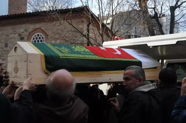 Gemi Yangınında Hayatını Kaybedenler Son Yolculuğuna Uğurlanıyor Gemi Yangınında Hayatını Kaybedenler Son Yolculuğuna Uğurlanıyor