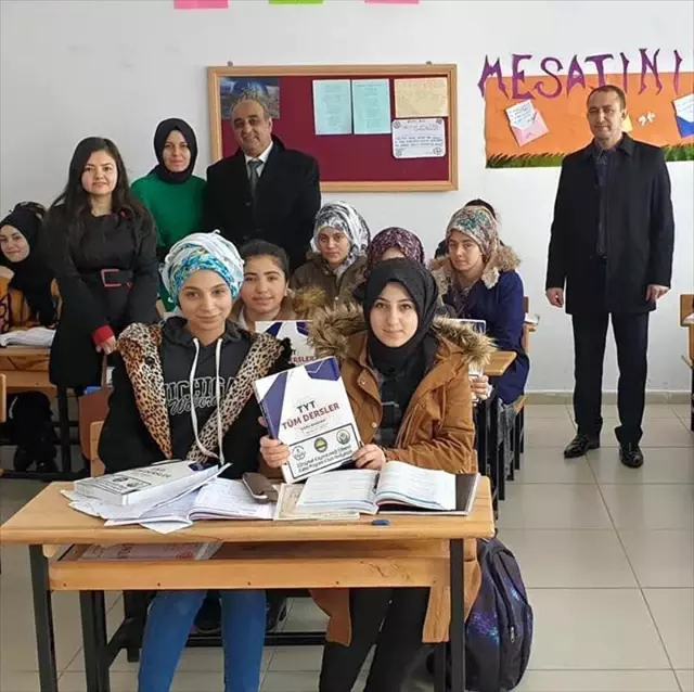 Güroymak'ta 320 Öğrenciye Ücretsiz Kitap Dağıtıldı