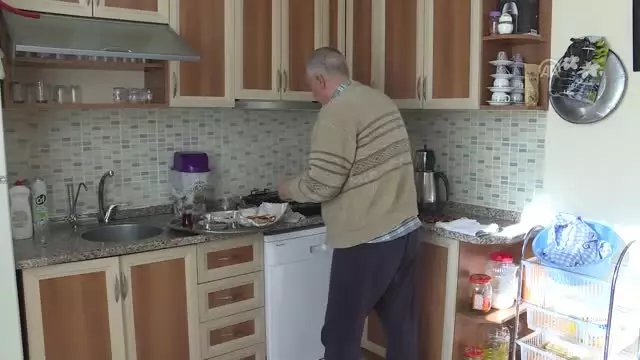 Hayatını Felçli Eşi ve Als Hastası 2 Kızına Adadı Hayatını Felçli Eşi ve Als Hastası 2 Kızına Adadı