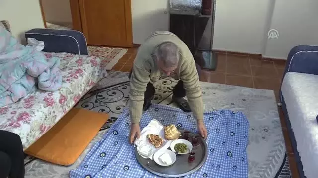 Hayatını Felçli Eşi ve Als Hastası 2 Kızına Adadı Hayatını Felçli Eşi ve Als Hastası 2 Kızına Adadı