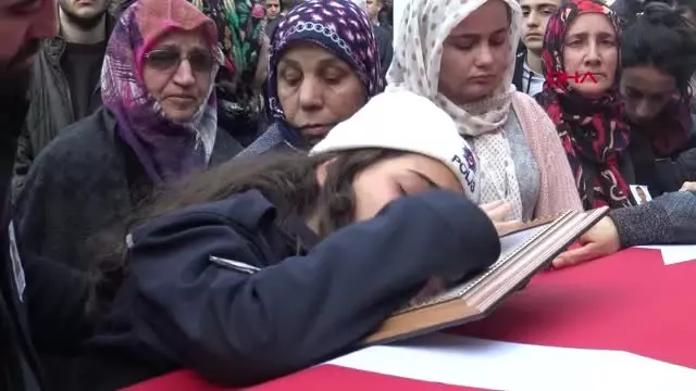 İzmir Hayatını Kaybeden Polisin Memuranın Kızı Yürekleri Burktu