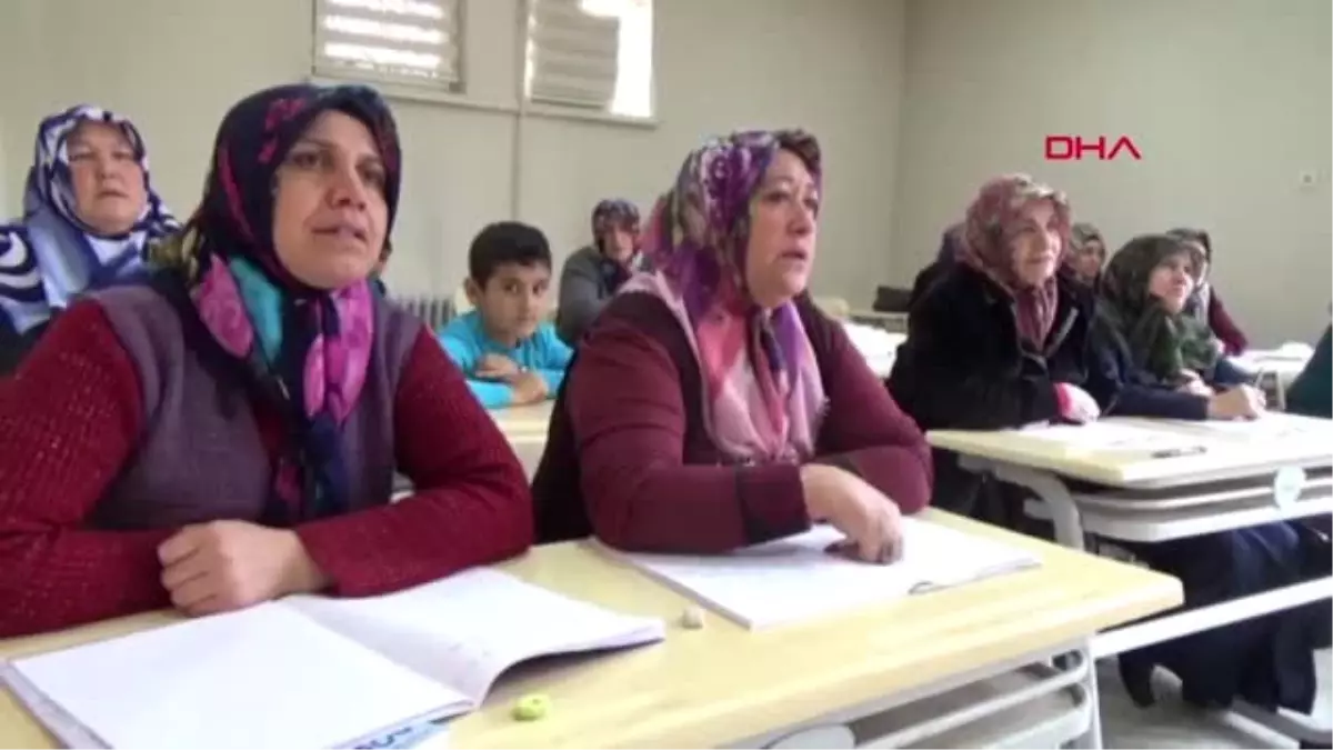 Merkez Haberleri: Torununa yardım edebilmek için okuma yazmayı öğrendi Merkez Haberleri: Torununa yardım edebilmek için okuma yazmayı öğrendi