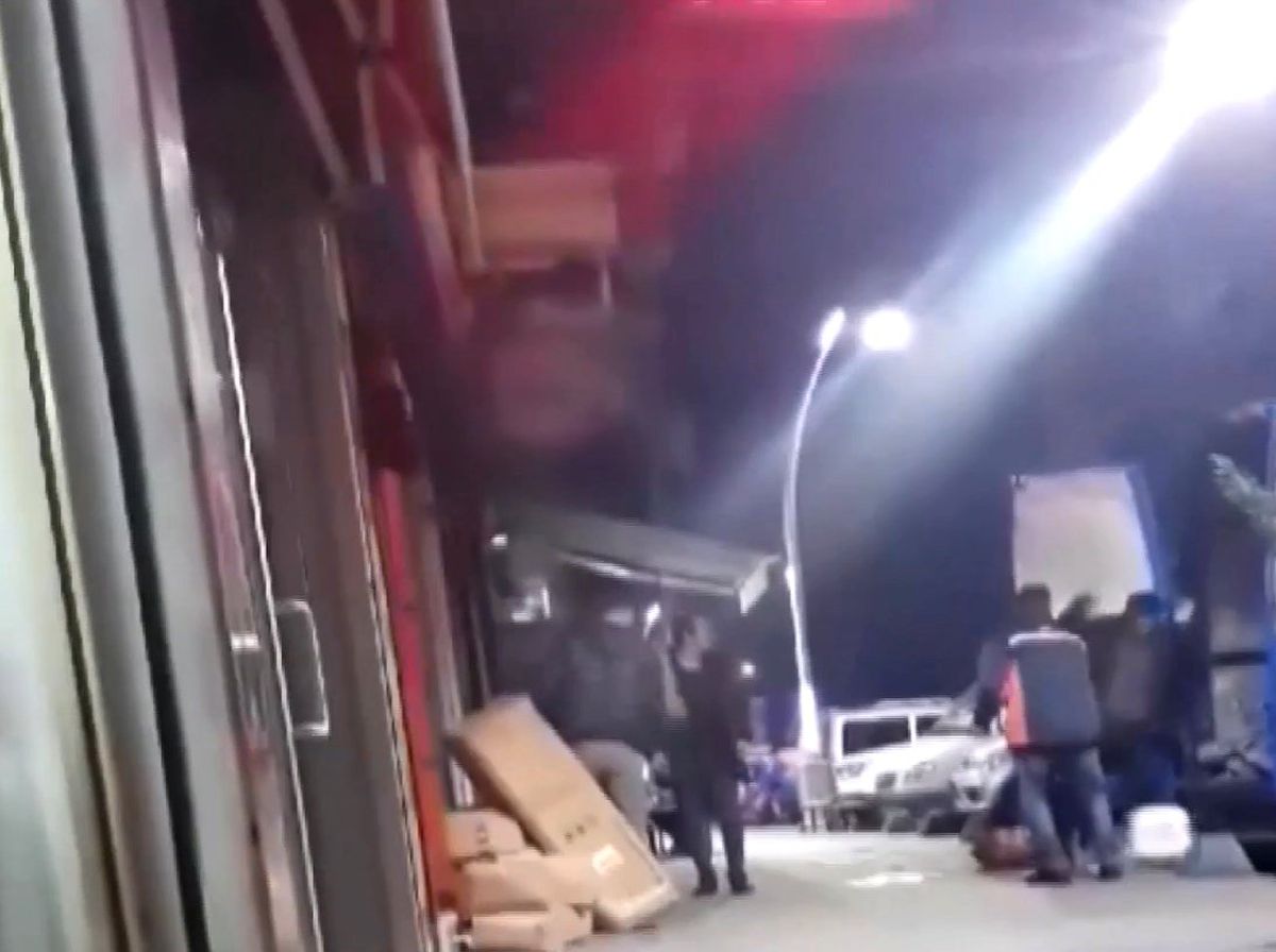 Kargoları Elden Ele Savurarak Yükleyen 5 Kurye, Görüntüleri Sosyal Medyaya Düşünce İşinden Oldu