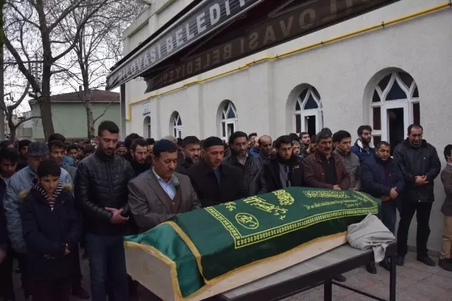 Tersanedeki Yangında Ölen Genç Toprağa Verildi