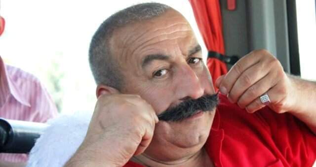 Ünlü Oyuncu İsyan Etti: Mescitteki Halının Desene Gamalı Haca Benziyor