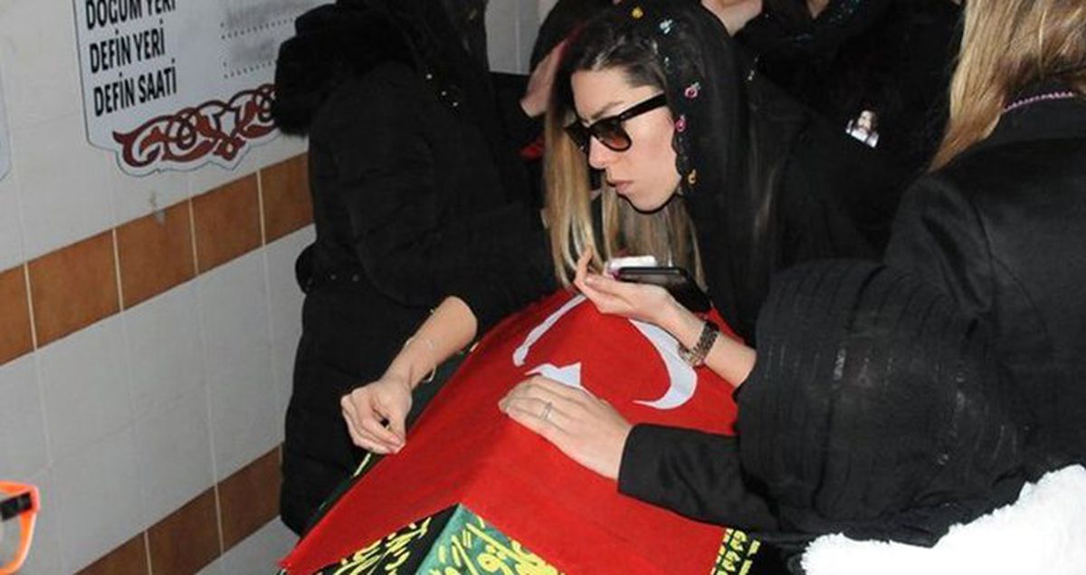 Genç Kız, Kerç Boğazı'nda Ölen Nişanlısının Tabutunun Başından Bir An Olsun Ayrılmadı