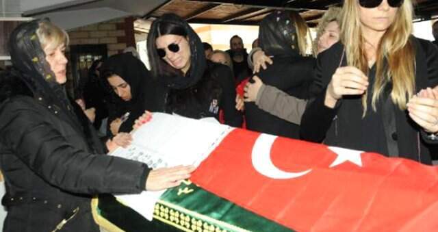 Yalova Kerç Boğazı'nda Ölen Nişanlısının Tabutun Başından Bir An Olsun Ayrılmadı