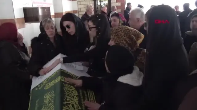 Yalova Kerç Boğazı'nda Ölen Vardiya Zabitinin Nişanlısı Tabutun Başından Ayrılmadı Yalova Kerç Boğazı'nda Ölen Vardiya Zabitinin Nişanlısı Tabutun Başından Ayrılmadı