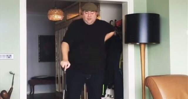 Ata Demirer Sevgilisiyle Arasındaki Yaş Farkına Takılanlar İçin Video Çekti