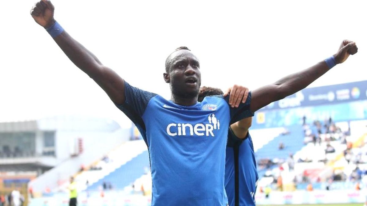Galatasaray Mbaye Diagne'yi Transfer Etti, Sosyal Medya Yıkıldı