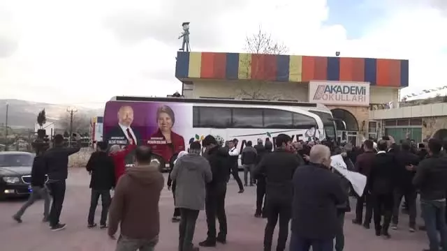 HDP'nin Aday Tanıtım Toplantısında Skandal! Terör Örgütünü Öven Marş Okundu, Ölen Teröristler İçin Saygı Duruşunda Bulunuldu