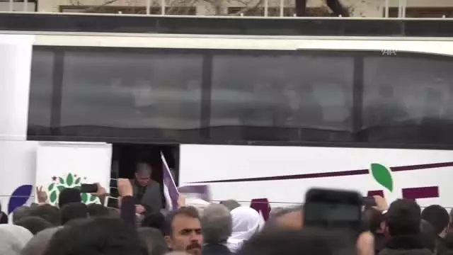 HDP'nin Aday Tanıtım Toplantısında Skandal! Terör Örgütünü Öven Marş Okundu, Ölen Teröristler İçin Saygı Duruşunda Bulunuldu