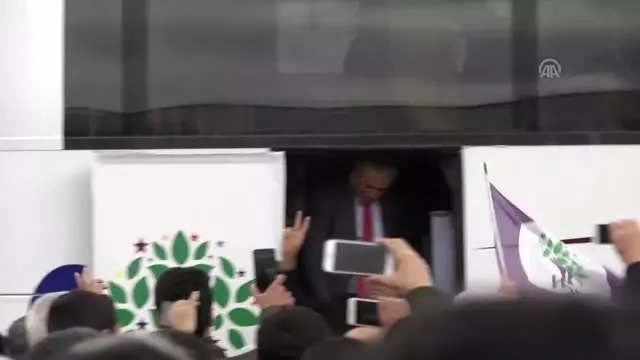 HDP'nin Aday Tanıtım Toplantısında Skandal! Terör Örgütünü Öven Marş Okundu, Ölen Teröristler İçin Saygı Duruşunda Bulunuldu